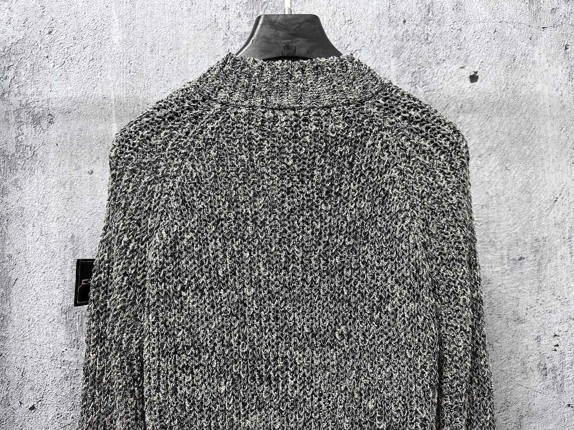 P490 【Stone Island】Stone Island coral sweater jacket Customized dyeing of original yarn has become popular in Xiaohongshu very early. Many Internet celebrity shops are doing it. The products they make can only be said to be unsightly. They are all made of ready-made yarn. This original version is made of 7 yarns of different colors and thicknesses that must be arranged to achieve the original effect. The customization cycle is very For a long time, the molded original version has the same ykk No. 5 special craftsmanship zipper, using an old-fashioned 9-needle thick-thread wool loom (due to low efficiency and high waste, factories pursuing efficiency have abandoned it, and only some big brands still use it). The strongest armband on the entire network, all detailed identification points restore the original inspection level! All Stone Island armbands must have three yellow lines, anything without them is fake! The models before 2021 had four yellow lines, and after 21fw, they all had three. We restored them perfectly. Size:S-M-L